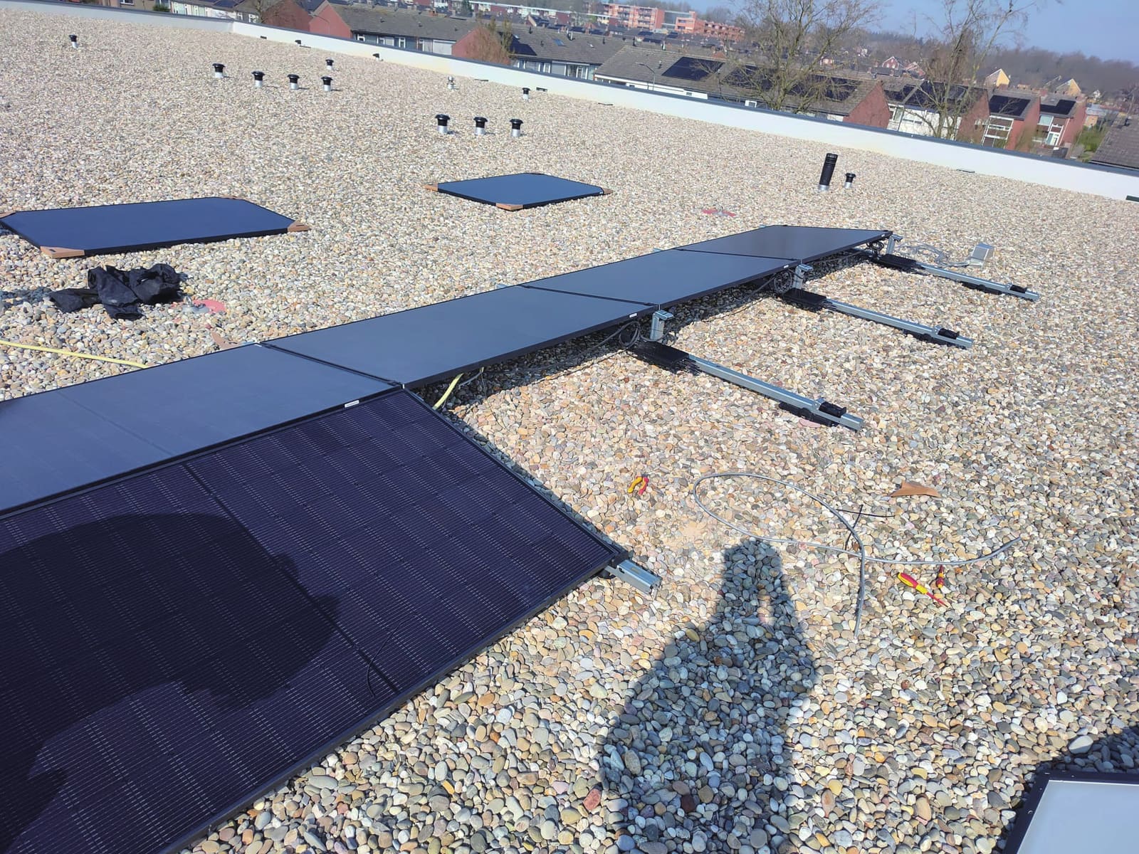 Flat-roof installation with ballast mounts