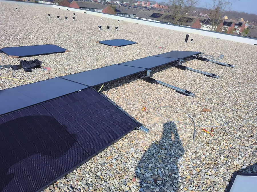 Flat-roof installation with ballast mounts